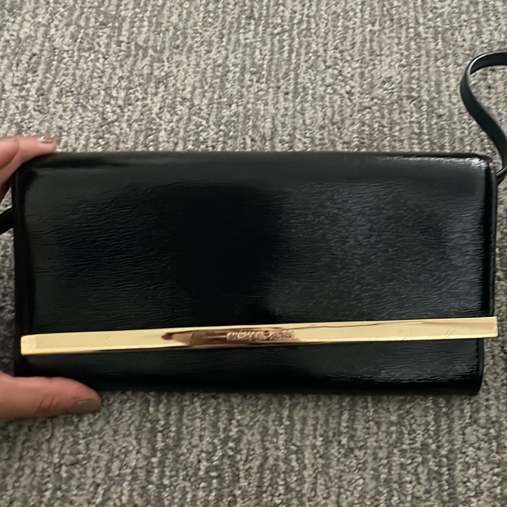 Michael Kors Shiny Black clutch with removable strap - Picture 5 of 9